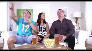 Em seguida, durante cerca de meia hora, ele continuou batendo seu muito duro e ela também começou a levantar minha bunda em cada uma das minhas batidas e me apoiou o tempo todo, ela foi me dizendo que sim, uhffh, coloque um pouco mais, sim. Duas completo dentro