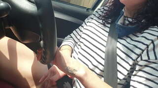 Катаюсь na javne automobilu dok se igrate sa svojim malim njom maca