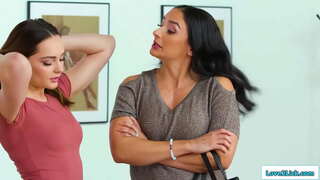 Busty stedmor, og steddatter har en hemmelig affære og babe sniger sig ind i den milfs soveværelse, og de kysser.Det latinske fælge hende og hun slikker hendes kusse