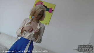 Pen blond jente som gir ultra hot strip tease merkelig objekt flaske innsetting kreativ porno