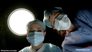 Св&#039;язана і заткнута в медичному кріслі брюнетка-лесбіянка Кассандра Нікс підпорядковується доктору в латексі Шанель Престон і отримує покарання в підвісці