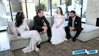 Papás axudando a súa stepdaughters Hazel Moore e Jazmin Luv para obter algunhas sexo coñecemento