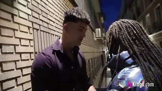 Brünett exhibitionist saab puuritud horny kutt