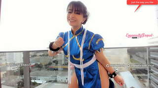 Sexy cosplayer gamer jente kledd som Chun li fra street fighter gi den beste JOI jerl av instruksjonene i det offentlige, er denne videoen vil slå deg på så fuckig mye!!!!