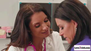 برطانوی سنہرے بالوں والی لیڈی milf استاد اور licks اس منڈوا بلی.Brunette بیکار ہے اس کی بڑی چھاتی اور پھر ، کے licks اور اس بلی مشت زنی.پھر وہ 69