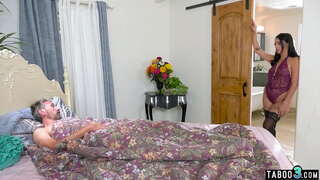 Ancien beau-père baise anal son maigre latina belle-fille