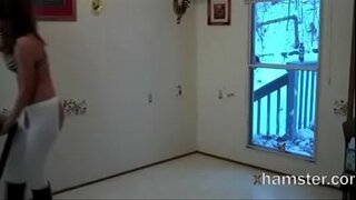 Exhibitionist拭き取り裸の掃除、skirted!