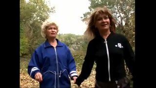 Horny mohingkod gusto sa pag-eksperimento uban sa usag usa pussy sa mga balili