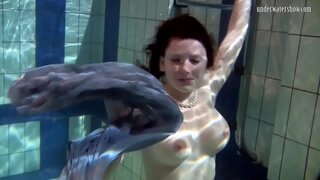 Zwemmen babe Katka strips naar beneden in het zwembad