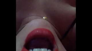 Девојка грчи off