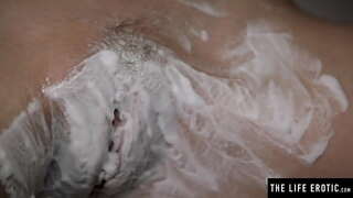 Tan-awa sa iyang dako nga soso jiggle ingon nga siya tigbuhat sa iyang balhiboon pussy ug masturbates